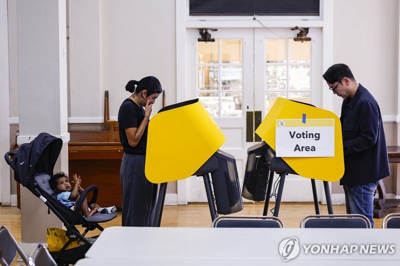 중간선거 사전 투표하는 캘리포니아 유권자들 (출처=연합뉴스)
