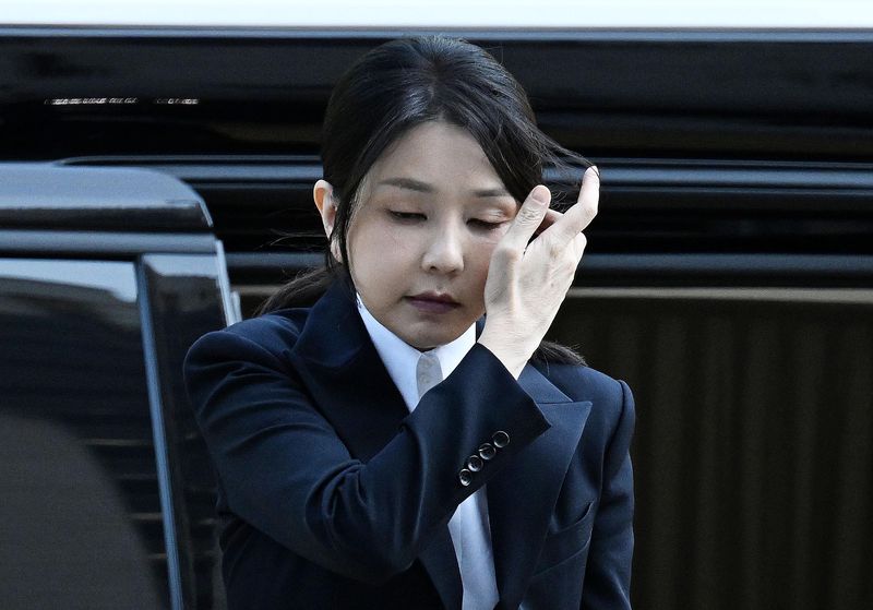 [서울=뉴시스] 사진공동취재단 = 자본시장과 금융투자업에 관한 법률 위반, 정치자금법 위반, 특정범죄 가중처벌 등에 관한 법률 위반(알선수재) 등의 혐의를 받는 윤석열 전 대통령 부인 김건희 여사가 지난해 8월 12일 오전 서울 서초구 서울중앙지법에서 열린 구속 전 피의자 심문(영장실질심사)에 출석하고 있다. 2026.10.27. photo@newsis.com