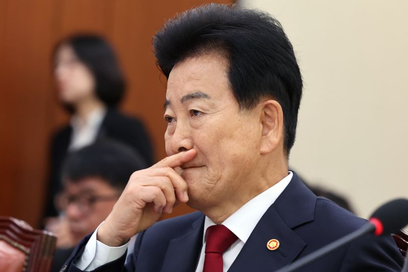 정동영 통일부 장관이 지난 27일 국회 외교통일위원회에서 열린 종합 국정감사 종합감사에서 생각에 잠겨 있다. 뉴스1