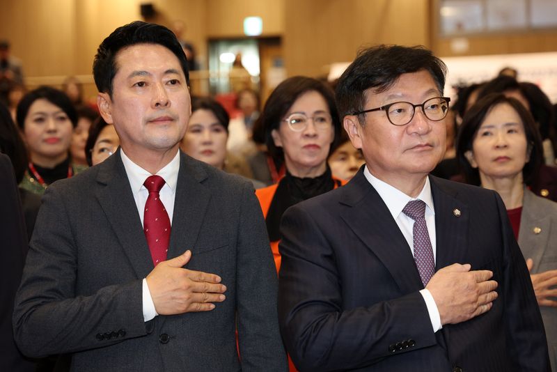 [서울=뉴시스] 고범준 기자 = 장동혁 국민의힘 대표와 정점식 원내대표가 27일 서울 여의도 국회 의원회관에서 열린 제7대 국민의힘 전국여성지방의원협의회 총회에서 국민의례를 하고 있다. 2026.10.27. bjko@newsis.com