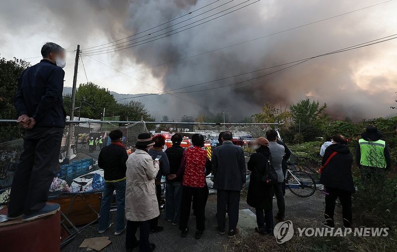 안타까움 속 바라보는 화재 진화 작업 (출처=연합뉴스)