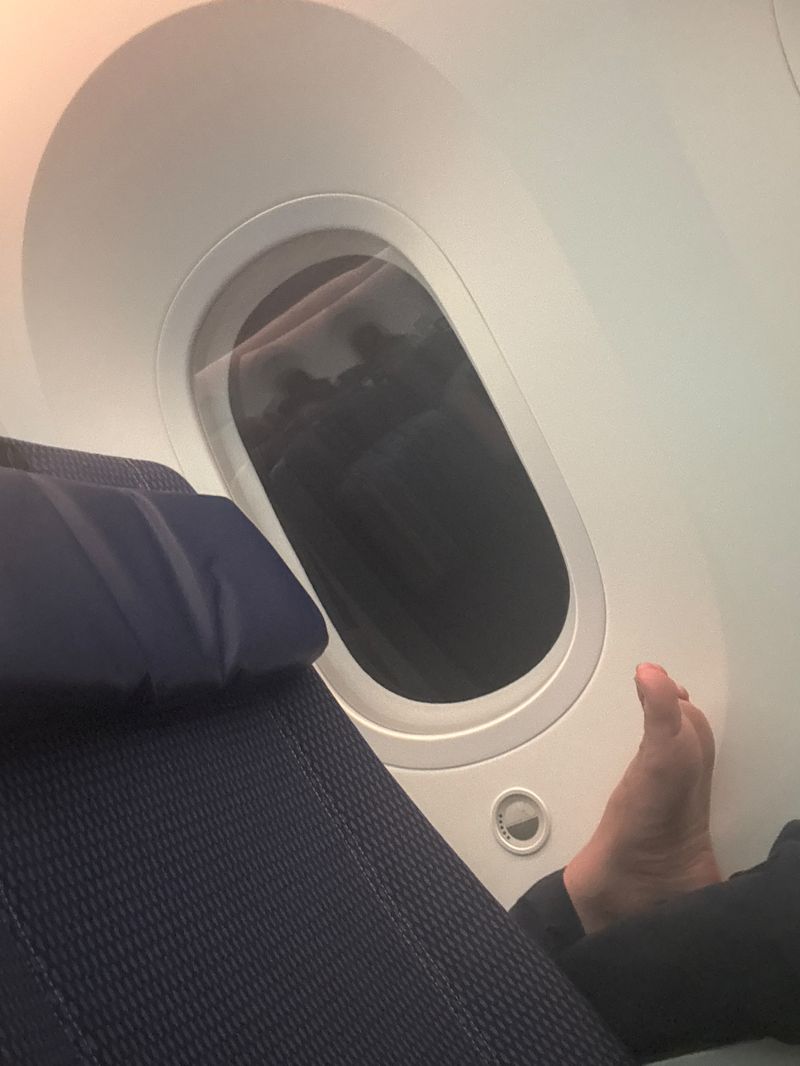 비행기에서 앞좌석 팔걸이에 발을 올리고 기내식이 나오는 중에도 발을 내리지 않은 승객의 행동이 논란이 되고 있다. (사진출처=스레드 캡처) /사진=뉴시스