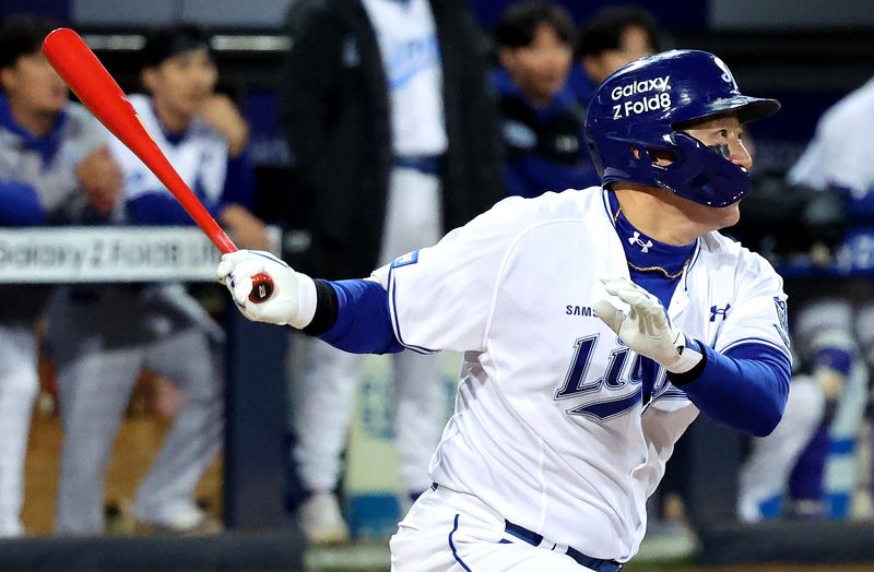 27일 대구 수성구 삼성라이온즈파크에서 열린 2026 신한 SOL KBO 포스트시즌 플레이오프 2차전 KIA 타이거즈와 삼성 라이온즈 경기, 2회말 1사 주자 없는 상황에서 삼성 최형우가 안타를 치고 있다. 뉴시스