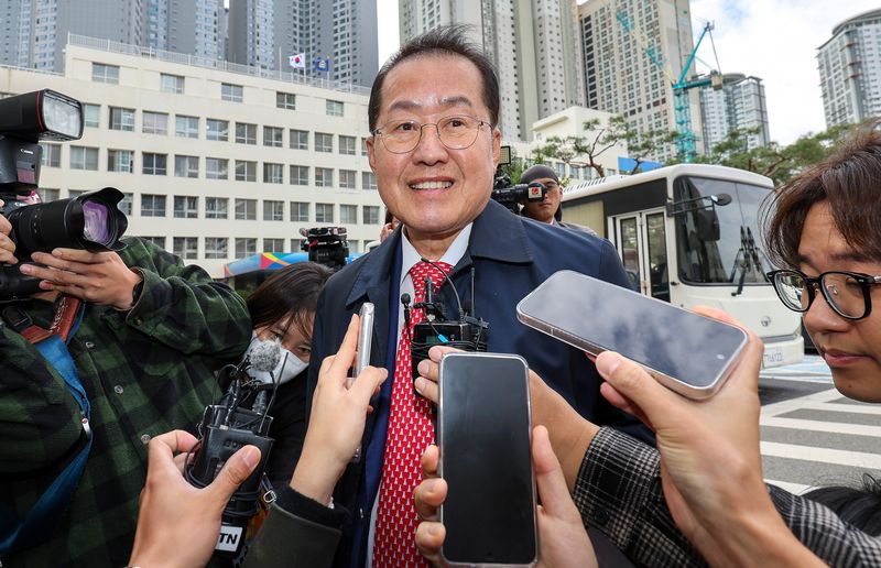 홍준표 전 대구시장이 지난 27일 '명태균 여론조사비 대납 의혹'으로 구속영장이 청구된 지인의 구속 전 피의자 심문(영장실질심사)에서 지인의 변호사 자격으로 대구 수성구 대구지방법원을 찾아 취재진의 질문에 답하고 있다. /사진=뉴시스 /사진=뉴시스