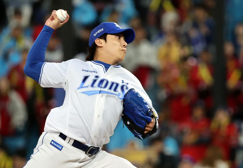 27일 오후 대구 삼성라이온즈파크에서 열린 프로야구 2026 신한 SOL KBO 포스트시즌 플레이오프 2차전 KIA 타이거즈와 삼성 라이온즈의 경기, 삼성 원태인이 9회초 등판해 힘차게 공을 던지고 있다. 2026.10.27 ⓒ 뉴스1 김진환 기자