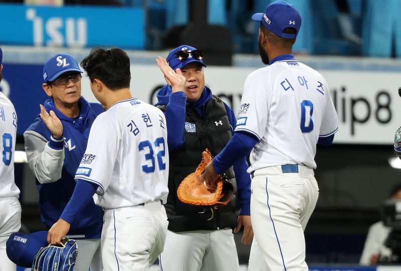27일 오후 대구 삼성라이온즈파크에서 열린 프로야구 2026 신한 SOL KBO 포스트시즌 플레이오프 2차전 KIA 타이거즈와 삼성 라이온즈의 경기에서 3대 8로 승리를 거둔 삼성 선수들이 박진만 감독과 기쁨을 나누고 있다. 2026.10.27 ⓒ 뉴스1 박지혜 기자