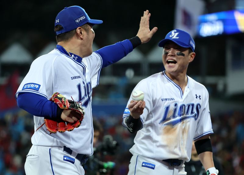 27일 오후 대구 삼성라이온즈파크에서 열린 프로야구 2026 신한 SOL KBO 포스트시즌 플레이오프 2차전 KIA 타이거즈와 삼성 라이온즈의 경기, 삼성 좌익수 최형우가 6회초 2사 안타를 치고 2루까지 쇄도하는 KIA 카스트로를 아웃 시킨 후 류지혁과 기쁨을 나누고 있다. 2026.10.27 ⓒ 뉴스1 김진환 기자