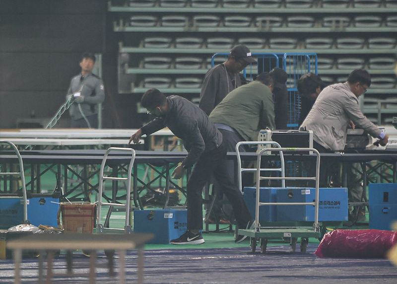 선거관리위원회 특별검사팀 관계자들이 27일 6·3 지방선거 투표용지 부족 사태 등을 수사하며 송파지역 개표소로 사용했던 서울 송파구 잠실 올림픽공원 핸드볼경기장에서 28일 예정된 투표지 공개검증을 준비하고 있다. 2026.10.27 ⓒ 뉴스1 김도우 기자
