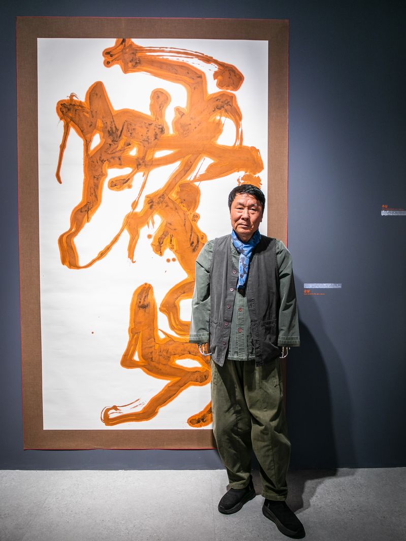 지난 27일 서울 중구 모두미술공간에서 열린 미디어 간담회에 참석한 석창우 작가가 자신의 작품 '군상'(2010) 앞에서 기념촬영을 하고 있다. 한국장애인문화예술원 제공