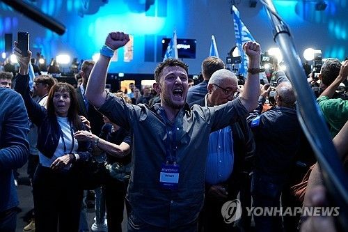 26일(현지시간) 출구조사 결과가 나오자 정권 교체 기대에 환호하고 있는 아이젠코트 선거캠프 관계자들. 연합뉴스
