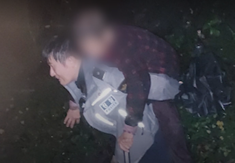 지난 25일 무등산에서 길을 잃은 80대 여성 A씨를 발견한 경찰관이 A씨를 등에 업고 산길을 내려오고 있다. /사진=광주 동부경찰서, JTBC