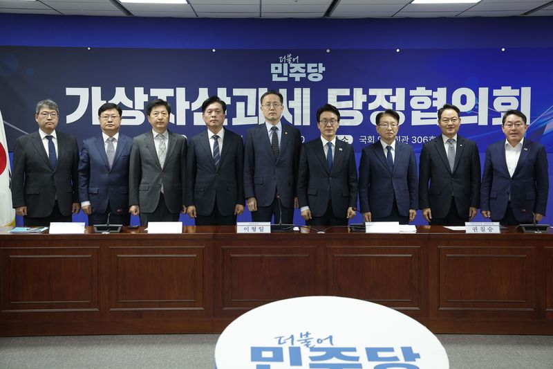 김민석 더불어민주당 대표와 이형일 부총리 겸 재정경제부 장관 등 참석자들이 28일 서울 여의도 국회에서 열린 가상자산과제 당정협의회에서 기념촬영을 하고 있다. 뉴시스