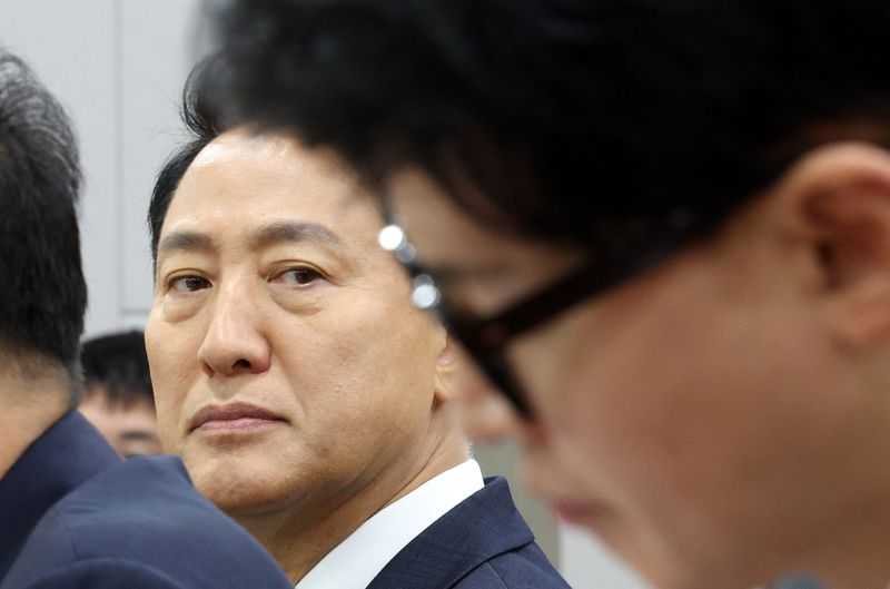 [서울=뉴시스] 고범준 기자 = 오세훈 서울시장이 25일 서울 여의도 국회 의원회관에서 열린 미국의 大전략과 한국의 선택 '제10차 대한민국 미래혁신포럼 세미나'에서 김기현 국민의힘 의원의 발언을 들으며 한동훈 무소속 의원을 바라보고 있다. 2026.08.25. bjko@newsis.com