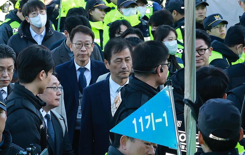 선관위특검, '잠실 봉쇄 개표소' 진입…시위대·유튜버 몰려(종합)