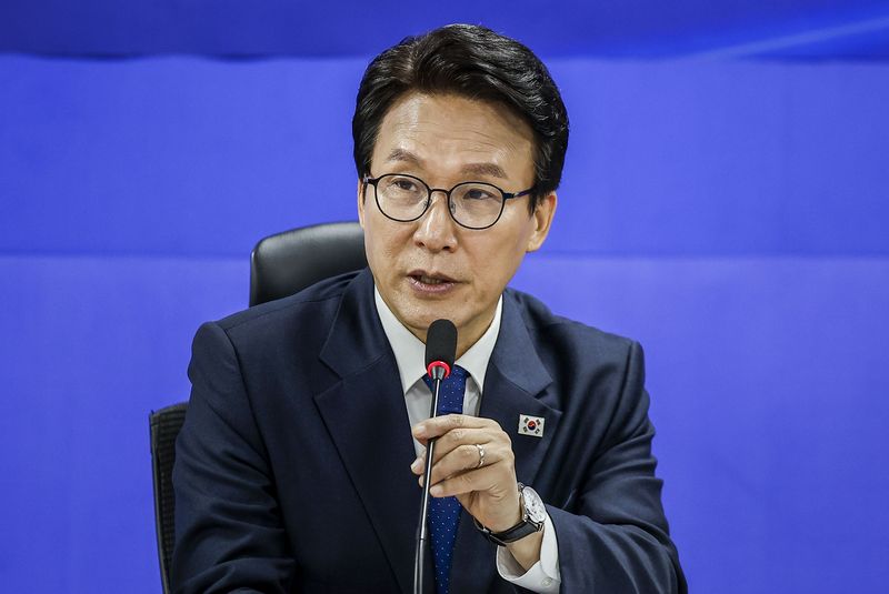 김민석 더불어민주당 대표가 28일 서울 여의도 국회 의원회관에서 열린 가상자산 과세 당정협의회에서 발언하고 있다. 뉴시스