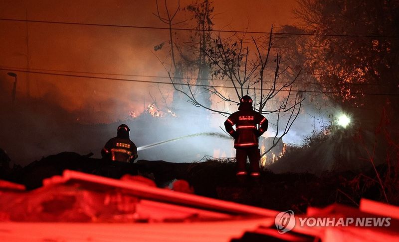 계속되는 구룡마을 화재 진압 작업 (출처=연합뉴스)