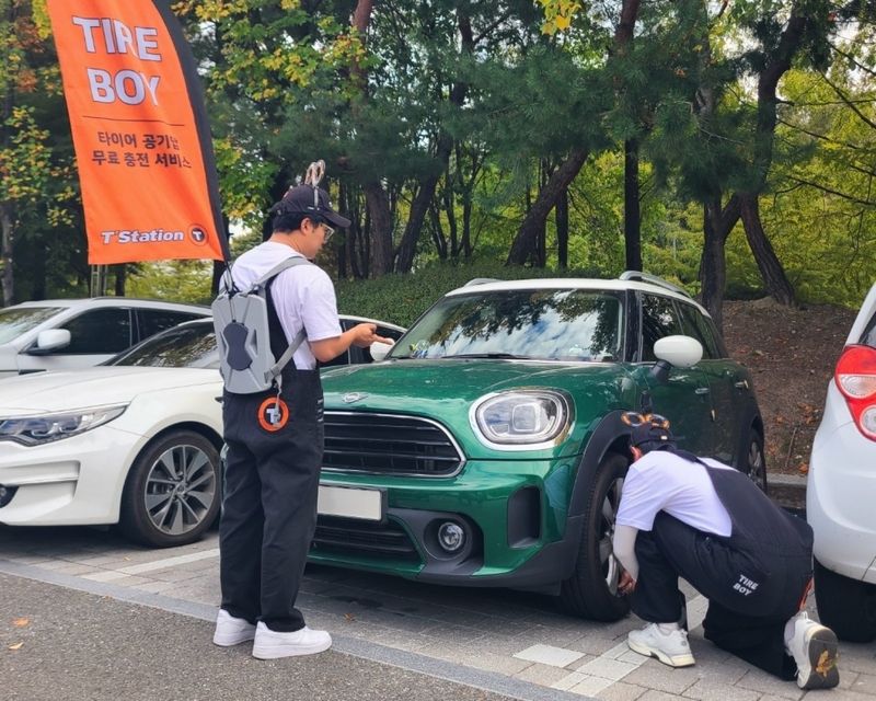 한국타이어의 타이어보이(Tire Boy)가 차량 공기압을 살피고 있다. 한국타이어 제공