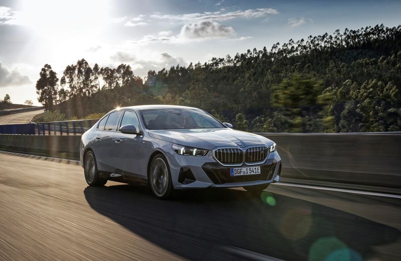 BMW 5시리즈가 도로를 주행하고 있다. BMW코리아 제공