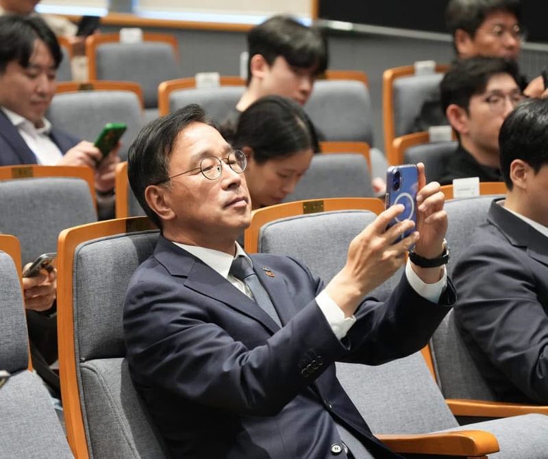 27일 제주문학관에서 열린 AI 파트너 발대식에 참석한 위성곤 제주도지사가 휴대전화를 들고 있다. 위 지사는 이날 준비된 인사말을 AI로 다시 작성한 문안 일부를 소개하며 공직자의 AI 활용과 최종 판단에 대한 책임을 강조했다. 사진=제주특별자치도