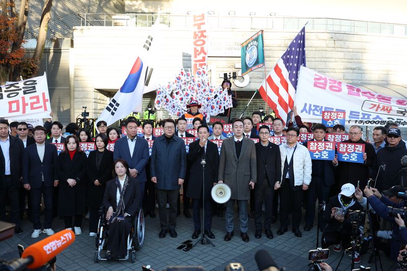 [서울=뉴시스] 이영환 기자 = 장동혁 국민의힘 대표가 28일 오전 서울 송파구 올림픽공원 핸드볼경기장 앞에서 선관위 특검 현장 검증 관련 기자회견을 하고 있다. 선관위 특검은 이날 올림픽공원 핸드볼경기장에 보관 중인 송파구 투표지 약 247만 장과 현장 CCTV를 포함한 물품에 대하여 임의검증을 실시할 예정이다. 2026.10.28. 20hwan@newsis.com