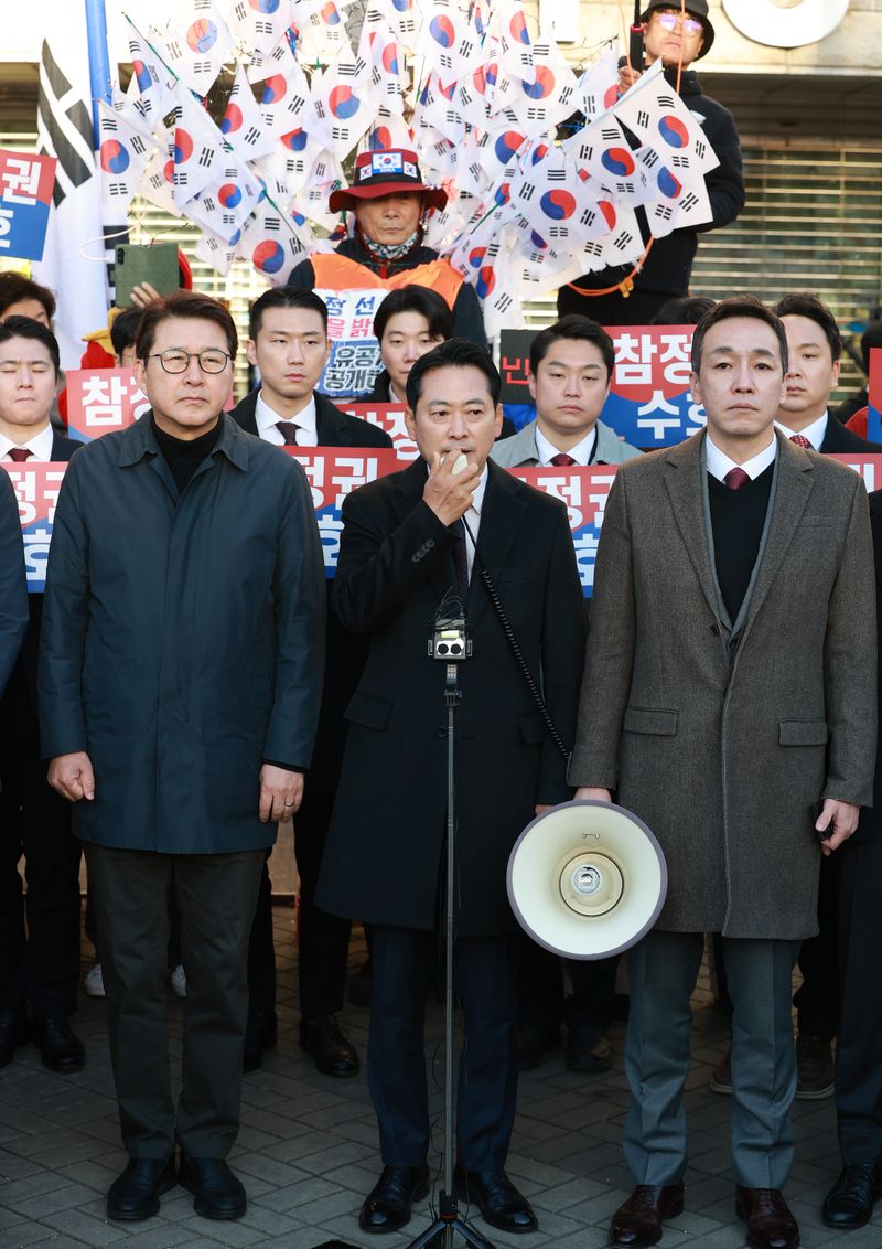 [서울=뉴시스] 이영환 기자 = 장동혁 국민의힘 대표가 28일 오전 서울 송파구 올림픽공원 핸드볼경기장 앞에서 선관위 특검 현장 검증 관련 기자회견을 하고 있다. 선관위 특검은 이날 올림픽공원 핸드볼경기장에 보관 중인 송파구 투표지 약 247만 장과 현장 CCTV를 포함한 물품에 대하여 임의검증을 실시할 예정이다. 2026.10.28. 20hwan@newsis.com