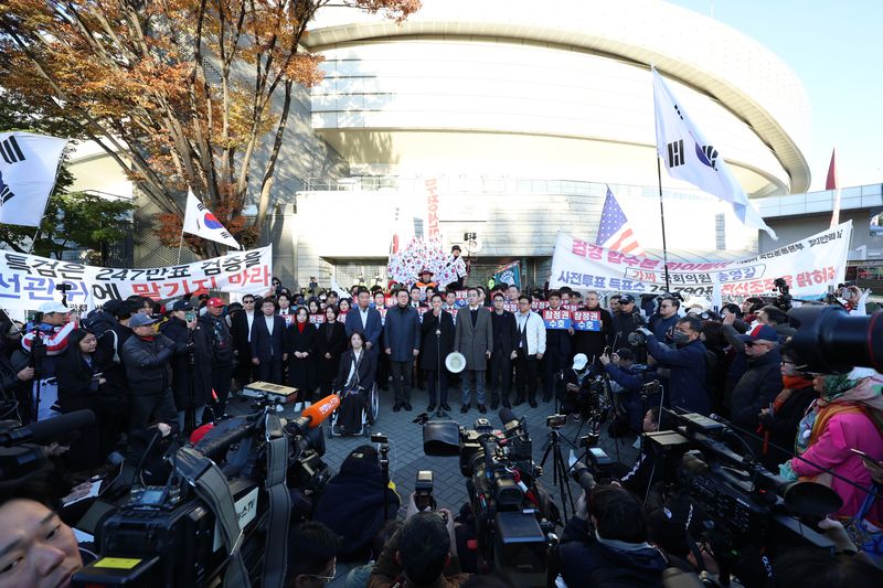[서울=뉴시스] 이영환 기자 = 장동혁 국민의힘 대표가 28일 오전 서울 송파구 올림픽공원 핸드볼경기장 앞에서 선관위 특검 현장 검증 관련 기자회견을 하고 있다. 선관위 특검은 이날 올림픽공원 핸드볼경기장에 보관 중인 송파구 투표지 약 247만 장과 현장 CCTV를 포함한 물품에 대하여 임의검증을 실시할 예정이다. 2026.10.28. 20hwan@newsis.com