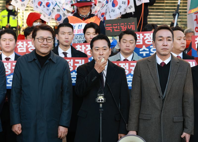 [서울=뉴시스] 이영환 기자 = 장동혁 국민의힘 대표가 28일 오전 서울 송파구 올림픽공원 핸드볼경기장 앞에서 선관위 특검 현장 검증 관련 기자회견을 하고 있다. 선관위 특검은 이날 올림픽공원 핸드볼경기장에 보관 중인 송파구 투표지 약 247만 장과 현장 CCTV를 포함한 물품에 대하여 임의검증을 실시할 예정이다. 2026.10.28. 20hwan@newsis.com