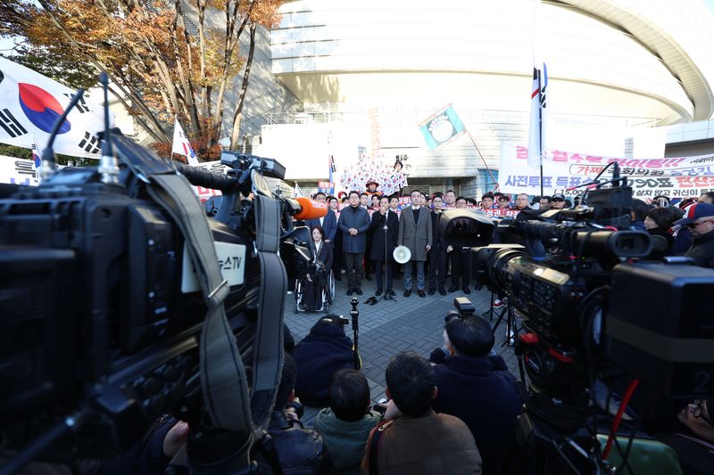[서울=뉴시스] 이영환 기자 = 장동혁 국민의힘 대표가 28일 오전 서울 송파구 올림픽공원 핸드볼경기장 앞에서 선관위 특검 현장 검증 관련 기자회견을 하고 있다. 선관위 특검은 이날 올림픽공원 핸드볼경기장에 보관 중인 송파구 투표지 약 247만 장과 현장 CCTV를 포함한 물품에 대하여 임의검증을 실시할 예정이다. 2026.10.28. 20hwan@newsis.com