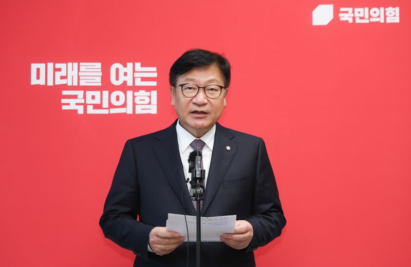 정점식 국민의힘 원내대표가 27일 오후 서울 여의도 국회에서 더불어민주당의 의원총회 내용 중 조희대 대법원장 탄핵 관련 내용을 규탄하는 기자회견을 하고 있다. 뉴시스