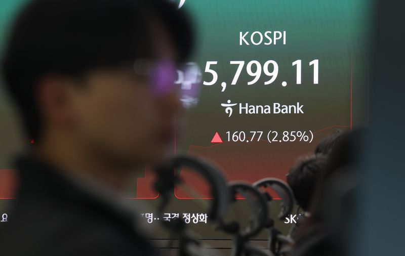 코스피가 전 거래일보다 2.23% 오른 5763.85에 개장한 28일 오전 서울 중구 하나은행 딜링룸에서 딜러들이 업무를 보고 있다. 뉴시스