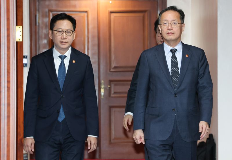 28일 서울 종로구 정부서울청사에서 열린 경제관계장관회의-과학기술관계장관회의 연석회의에 이형일 부총리 겸 재정경제부 장관(오른쪽)과 배경훈 부총리 겸 과학기술정보통신부 장관이 참석하고 있다. 연합뉴스