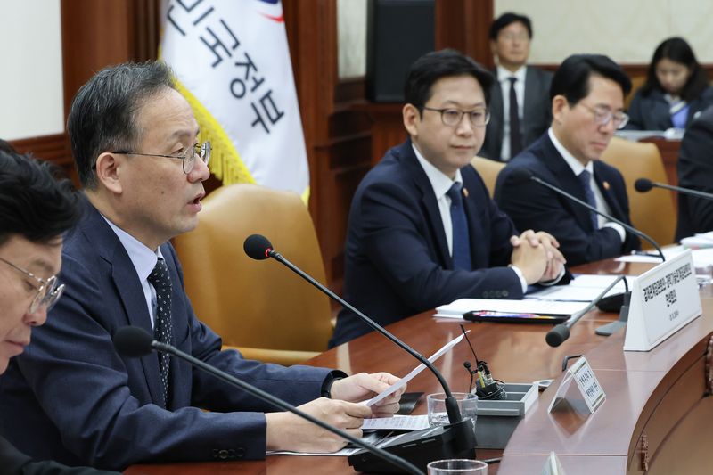 28일 서울 종로구 정부서울청사에서 열린 경제관계장관회의-과학기술관계장관회의 연석회의에서 이형일 부총리 겸 재정경제부 장관이 발언하고 있다. 연합뉴스