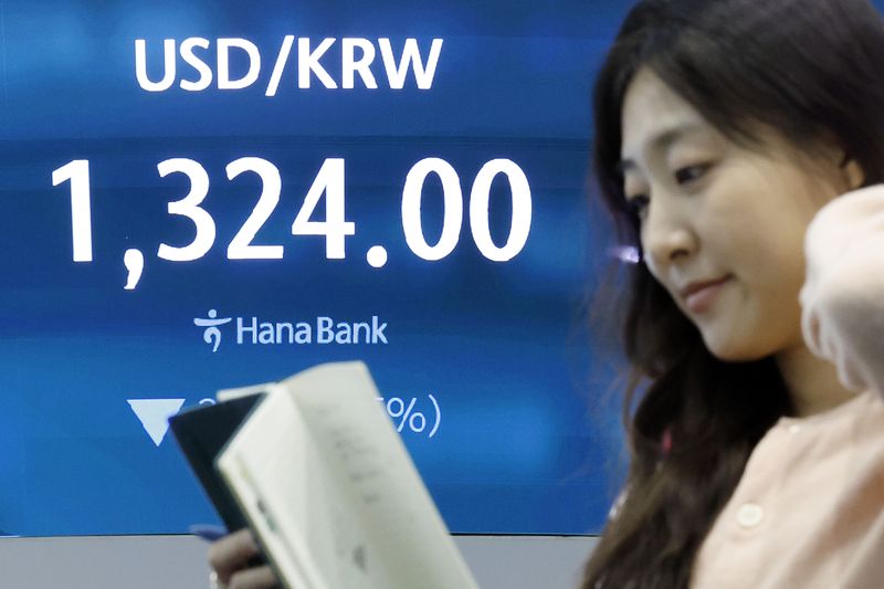 한국은행이 29일 발표한 2026년 9월 중 거주자 외화예금 동향에 따르면 국내 거주자의 외화예금이 1500억달러를 돌파하며 사상 최대치를 갈아치웠다. 사진은 지난 27일 서울 중구 하나은행 딜링룸 모습. 뉴시스