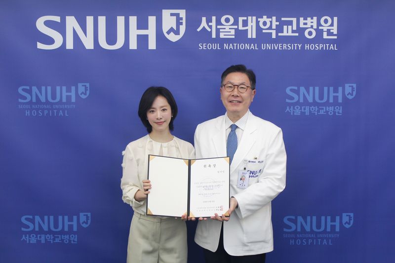 지난 23일 서울대병원 후원회 홍보대사로 위촉된 배우 한지민(왼쪽)이 백남종 서울대병원장과 기념촬영을 하고 있다. 서울대병원 제공