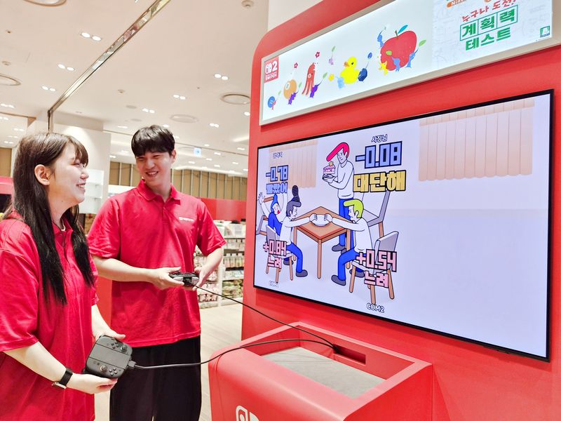 롯데백화점 부산본점 지하 1층 IP 전문관 '팬덤 스페이스' 내 닌텐도 매장에서 직원들이 게임 체험존을 소개하며 직접 게임을 즐기고 있다. 오는 30일 오픈하는 이번 닌텐도 매장에서는 다양한 닌텐도 스위치 게임 및 굿즈를 만날 수 있으며, 고객들이 직접 게임을 체험해볼 수 있는 체험형 공간도 함께 마련된다. 롯데백화점 제공