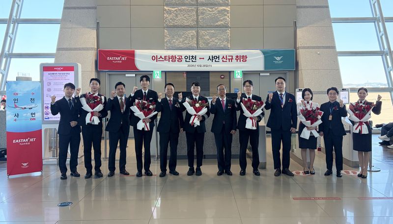 28일 오전, 인천국제공항에서 조중석 대표(오른쪽 여섯 번째)를 비롯한 임직원들이 인천-샤먼 노선 취항을 맞아 기념 사진을 촬영하고 있다. 이스타항공 제공