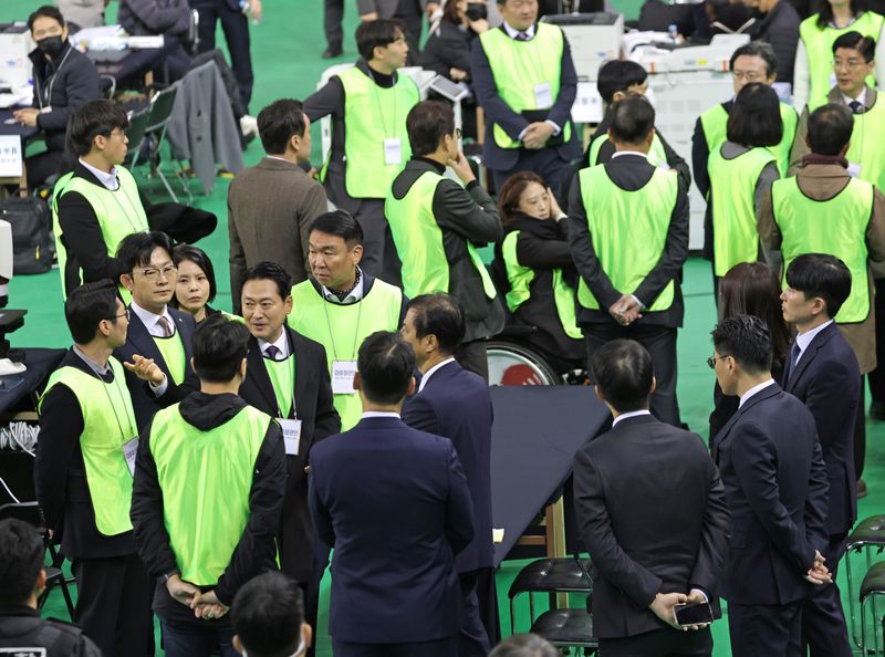 [서울=뉴시스] 사진공동취재단 = 28일 선관위 특검의 6·3 지방선거 투표용지 공개검증이 열리는 서울 송파구 올림픽공원 핸드볼경기장에서 검증참관인으로 참석한 장동혁 국민의힘 대표가 참관 현장의 촬영 불가 방침을 두고 이태한 특검과 대화하고 있다. 2026.10.28. photo@newsis.com