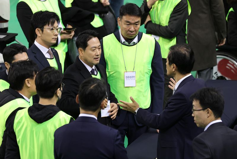 [서울=뉴시스] 사진공동취재단 = 28일 선관위 특검의 6·3 지방선거 투표용지 공개검증이 열리는 서울 송파구 올림픽공원 핸드볼경기장에서 검증참관인으로 참석한 장동혁 국민의힘 대표가 참관 현장의 촬영 불가 방침을 두고 이태한 특검과 대화를 나누고 있다. 2026.10.28. photo@newsis.com