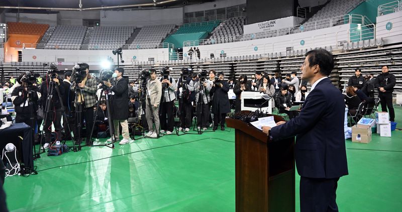 [서울=뉴시스] 사진공동취재단 = 이태한 선거관리위원회 특별검사가 28일 6.3 지방선거 투표용지 공개 검증을 위해 서울 올림픽공원 핸드볼경기장에서 기자회견을 하고 있다. 2026.10.28. photo@newsis.com