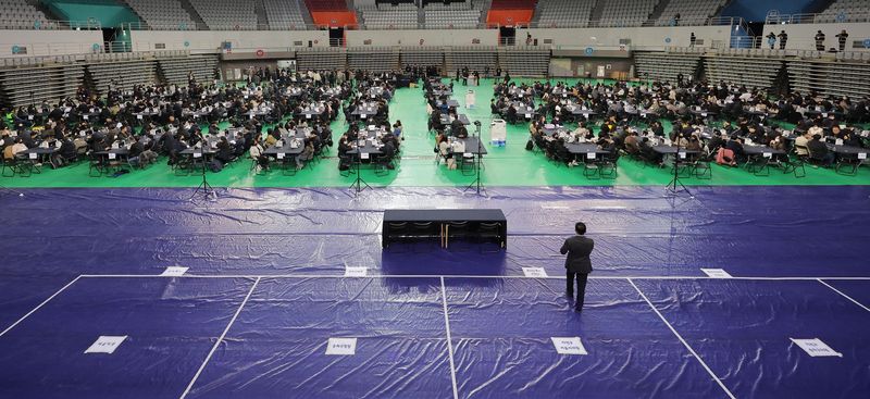 [서울=뉴시스] 사진공동취재단 = 28일 선관위 특검의 6·3 지방선거 투표용지 공개검증이 열리는 서울 송파구 올림픽공원 핸드볼경기장 바닥에 서울시장, 송파구청장 등 송파구 선출직 공직자 직함이 붙어 있다. 2026.10.28. photo@newsis.com