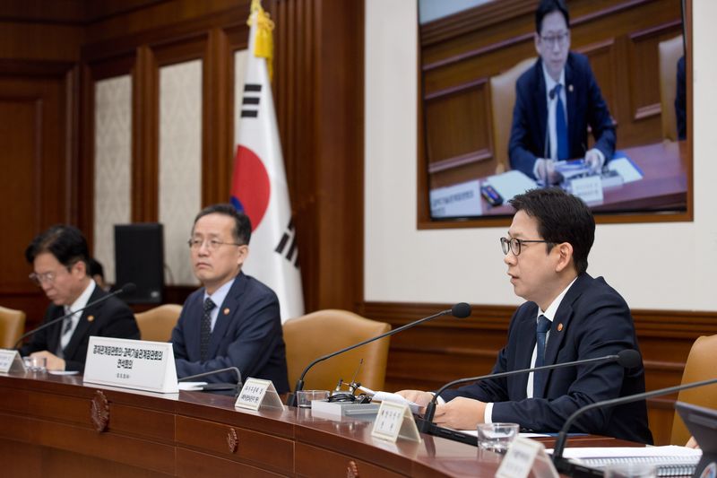 배경훈 부총리 겸 과학기술정보통신부 장관(오른쪽)과 이형일 부총리 겸 재정경제부 장관이 28일 오전 서울 종로구 정부서울청사 본관 영상회의실에서 '과학기술관계장관회의-경제관계장관회의 연석회의' 를 주재하고 있다. 과학기술정보통신부 제공