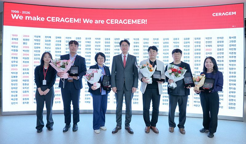 세라젬 이경수 대표(왼쪽 네번째)가 지난 27일 서울 강남구 세라젬 서울타운에서 열린 창립 28주년 기념식에서 포상을 받은 임직원들과 기념촬영을 하고 있다. 세라젬 제공