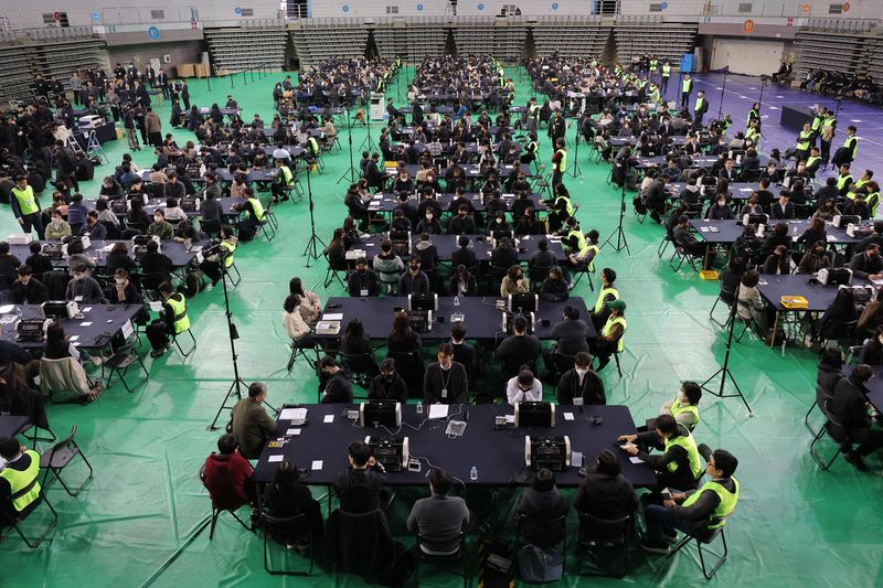 28일 서울 송파구 올림픽공원 핸드볼경기장에서 이태한 선거관리위원회 특별검사팀 관계자, 사무원, 참관단이 6·3 지방선거 투표용지 공개검증을 준비하고 있다. 뉴시스