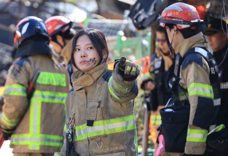 28일 서울 강남구 개포동 구룡마을에서 소방대원들이 화재 진압을 마친 뒤 현장 정리를 하고 있다. 2026.10.28. /사진=연합뉴스