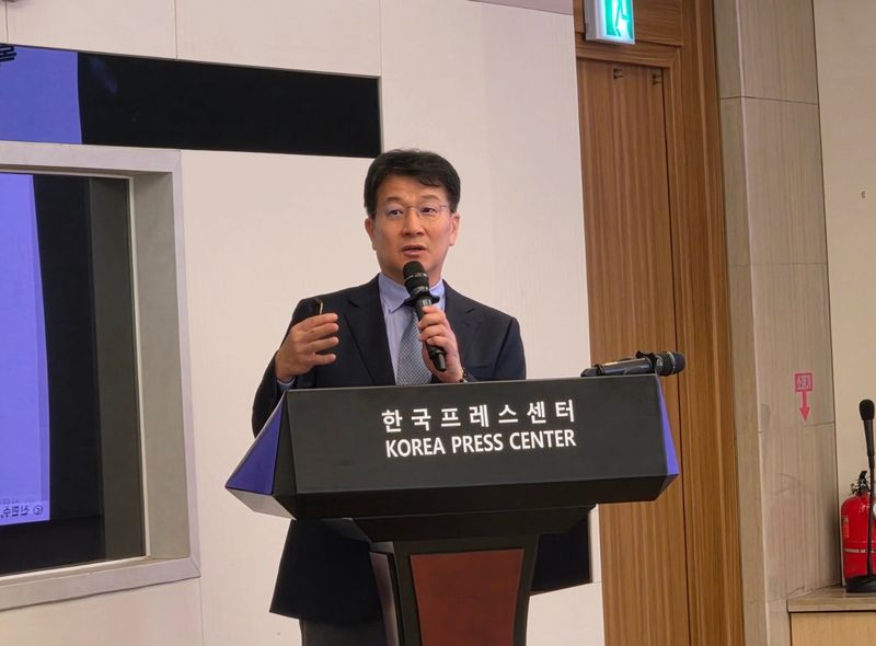 한국미디어경영학회가 28일 서울 중구 프레스센터에서 개최한 '기업의 경영 위기와 대응' 세미나에서 신민수 한양대 교수가 '기업의 신뢰, 어떻게 회복할 것인가'를 중심으로 발표하고 있다. 사진=윤홍집 기자