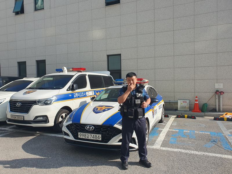정길용 서울금천경찰서 독산파출소 경위가 서울금천경찰서 주차장에서 근무 장비를 착용한 채 순찰차 앞에 서 있다. 사진=최승한 기자