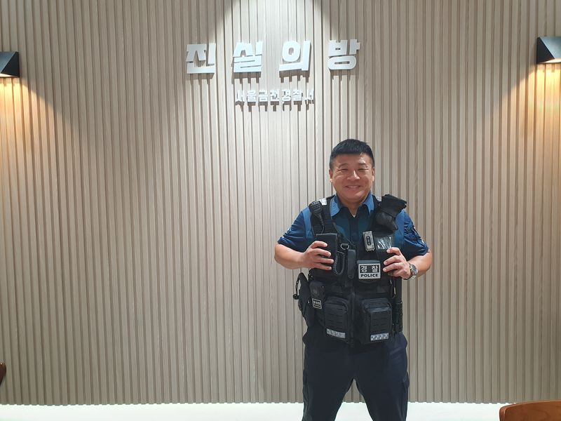 정길용 서울금천경찰서 독산파출소 경위가 서울금천경찰서 회의실 '진실의 방'에서 포즈를 취하고 있다. 사진=최승한 기자