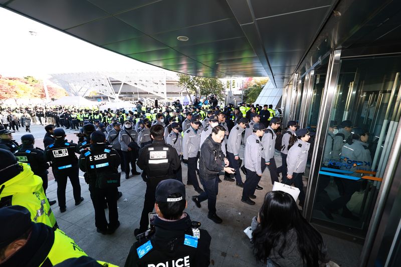 28일 6·3 지방선거 투표용지 부족사태 등을 수사하는 이태한 특별검사팀의 투표지 247만여장의 위조 여부 등 검증을 앞두고 경찰 병력이 서울 송파구 올림픽공원 핸드볼경기장 진입로를 확보하고 있다. 2026.10.28 ⓒ 뉴스1 구윤성 기자