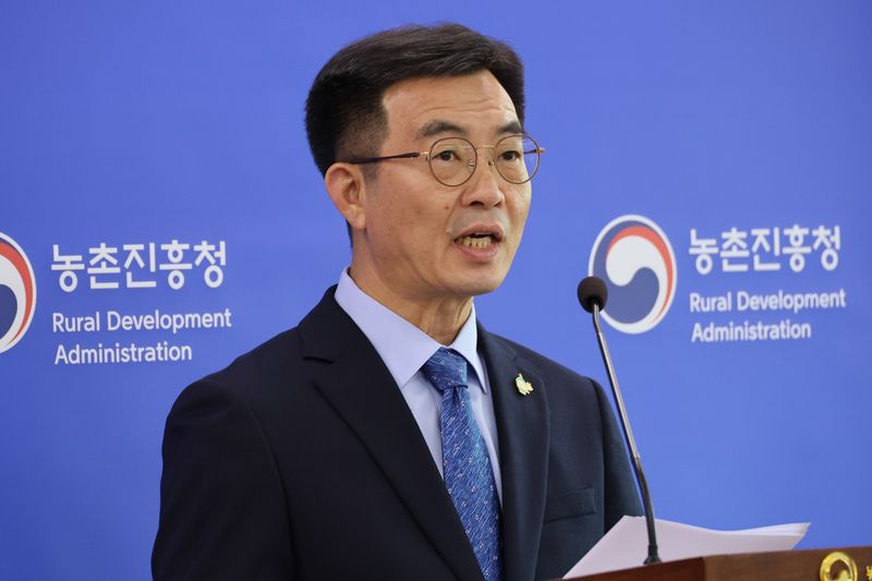 성제훈 농촌진흥청 국립농업과학원장이 28일 세종시 정부세종청사에서 K농산물의 안정적인 수출을 지원하기 위한 농약 안전관리 강화 성과에 대해 브리핑하고 있다. 연합뉴스