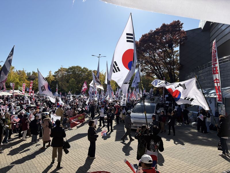 촬영 논란에 늦어진 투표지 검증…경기장 밖 
